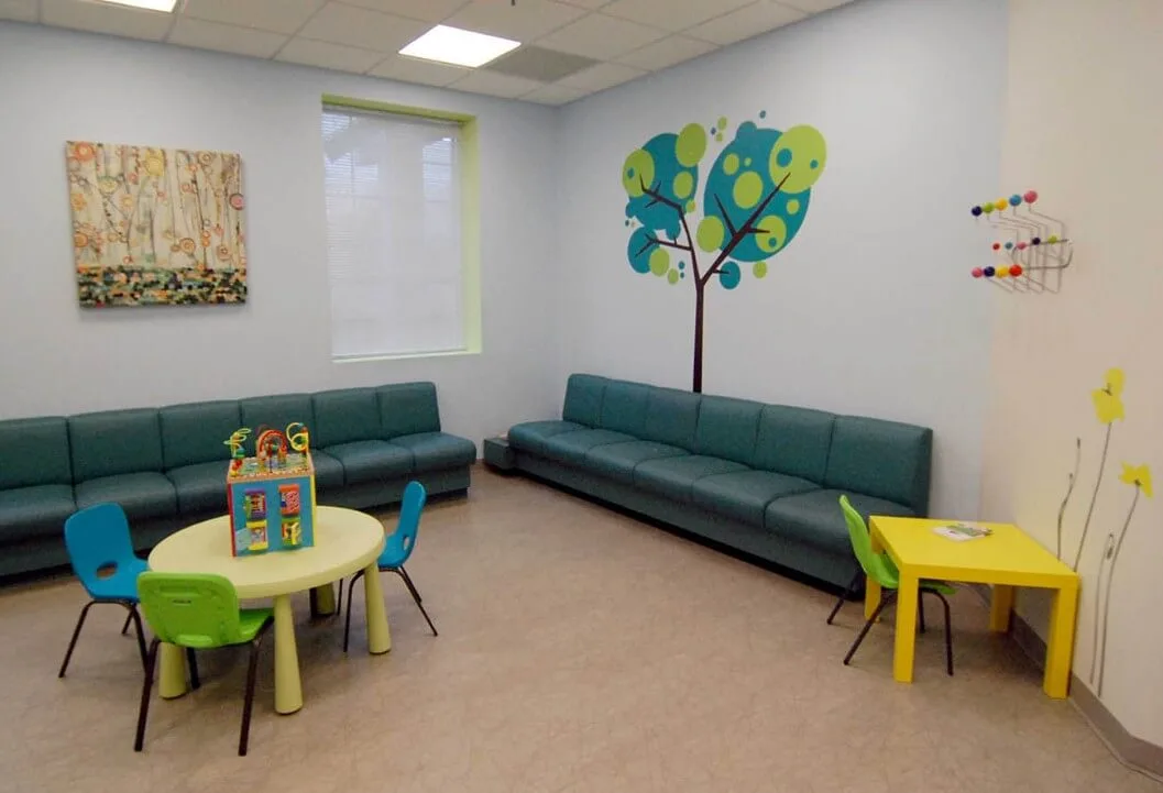 Pediatric Clinic Design, Furniture Decorations – Charming circular-themed children’s clinic design with arc-shaped reception