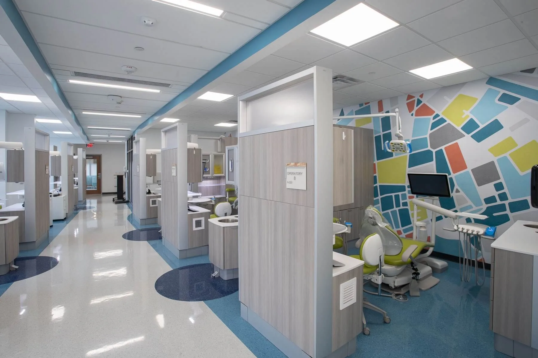 Pediatric Clinic Design, Furniture Decorations – Charming circular-themed children’s clinic design with arc-shaped reception