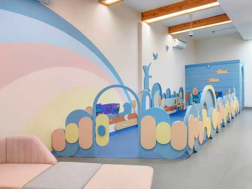 Pediatric Clinic Design, Furniture Decorations – Charming circular-themed children’s clinic design with arc-shaped reception