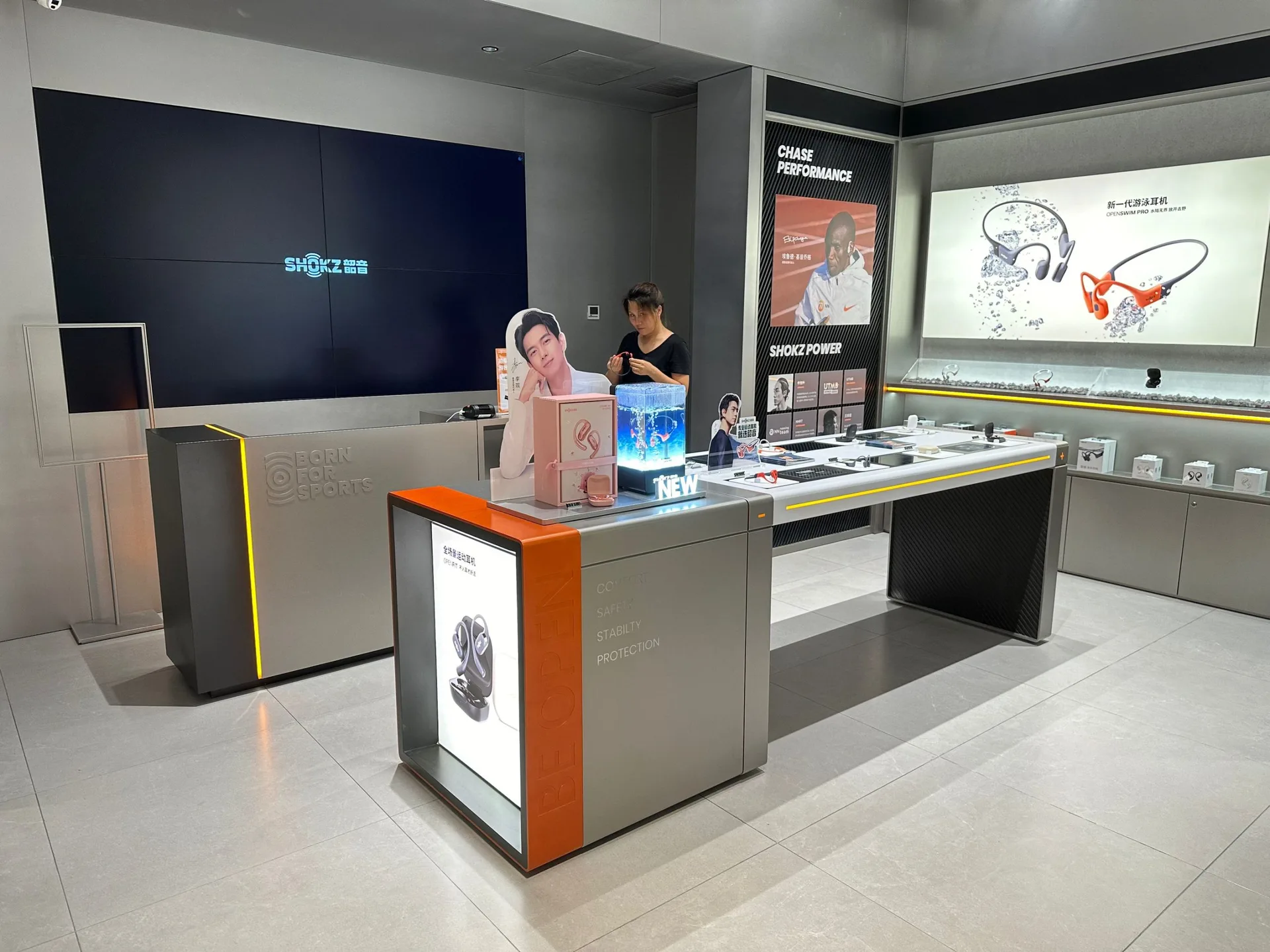 Headphone Displays, Design Store Fixtures – Interior Design image 15