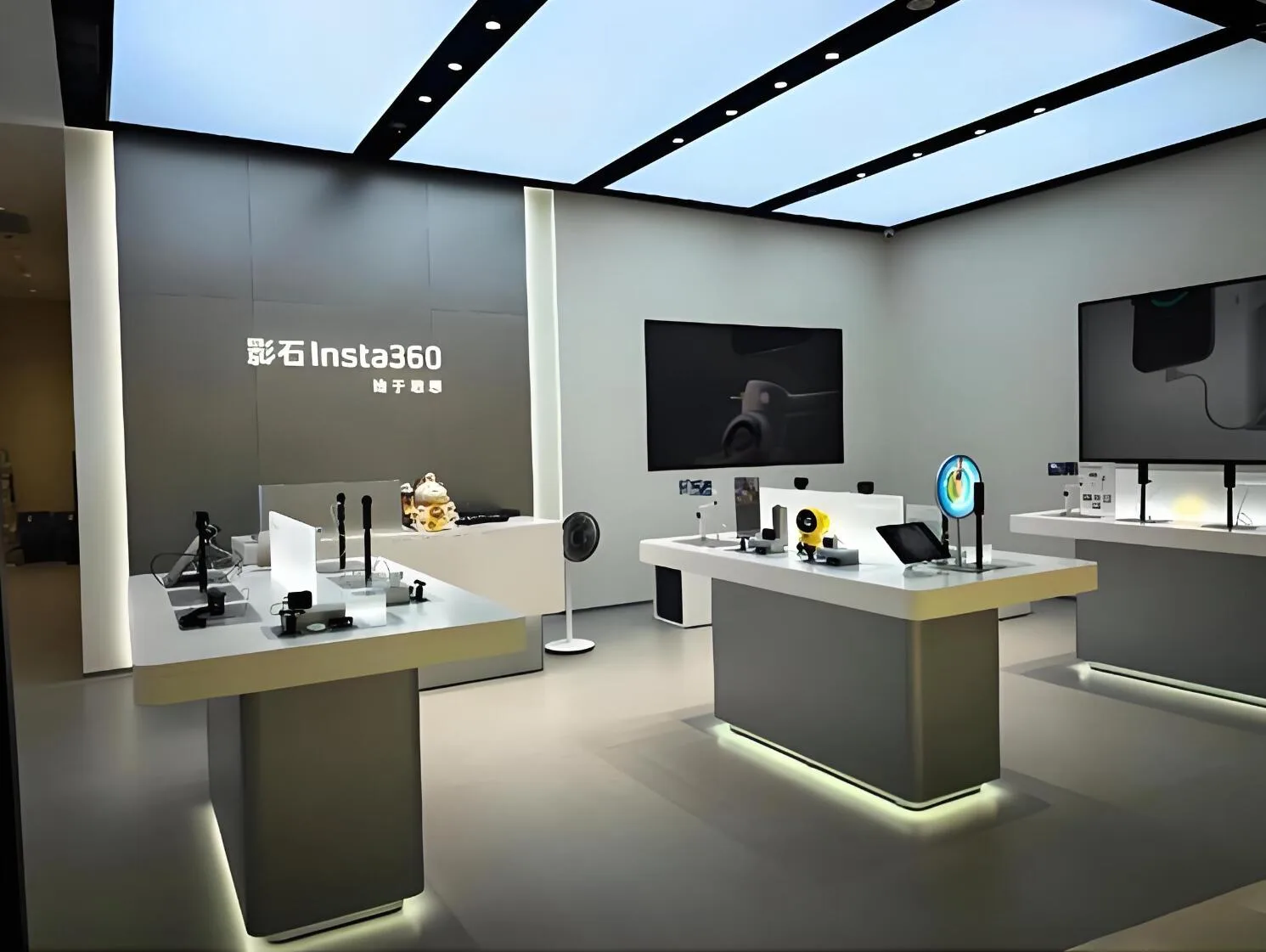 Drone Store Design, Displays Table Furniture – Insta360 drone store design with interior displays & furniture image 1