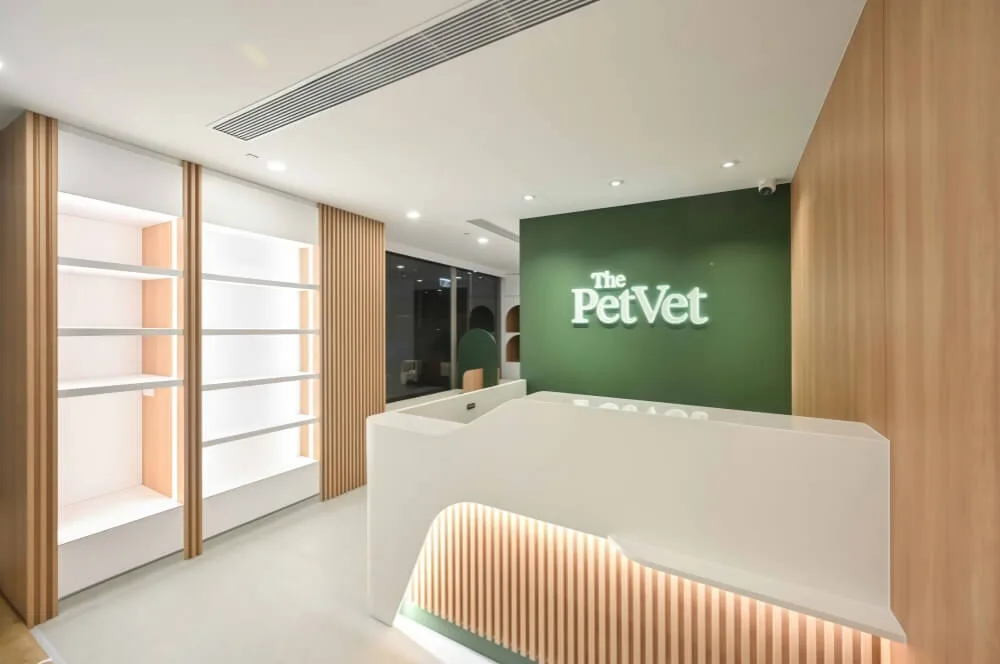 Veterinary Clinic Design, Furniture Construction – Charming Vet Clinic Shop Design Customized Reception Desk with Wood Strip 